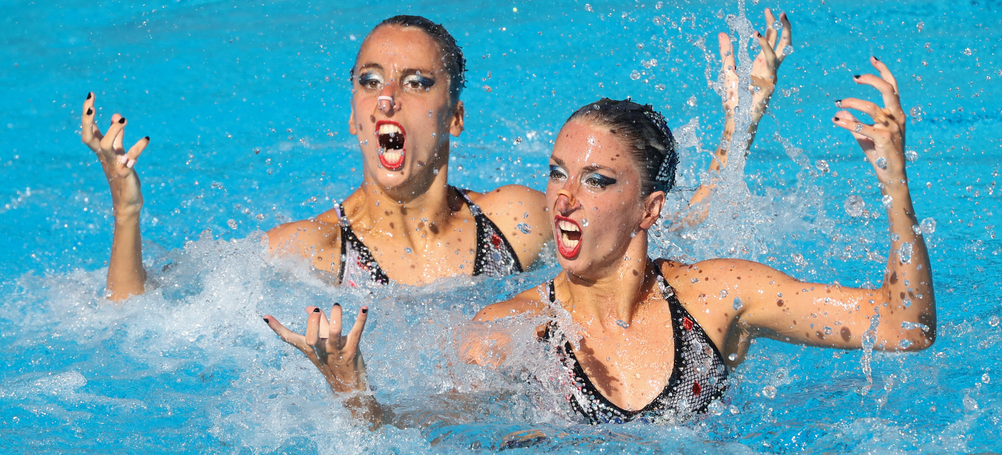 2 Synchronschwimmerinnen vorne
