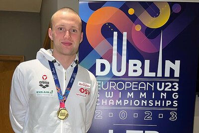 Bucher mit Goldmedaille vor Plakat EM Dublin